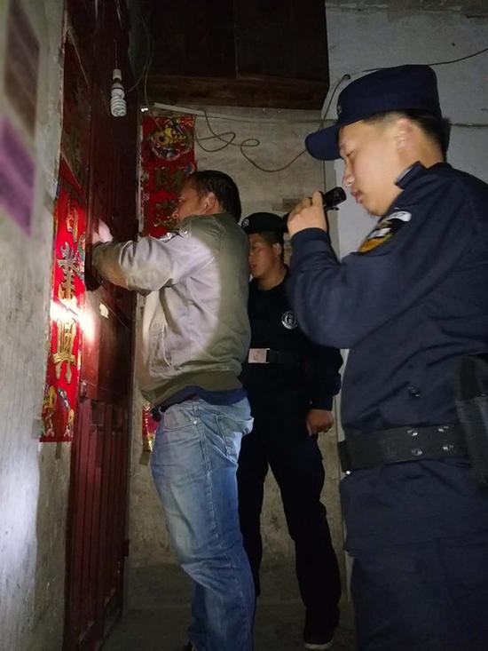 盐城粗心妈妈误将幼女锁家中 